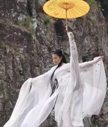 同样是“古装撑伞”：躲过杨紫，逃过赵丽颖，却被刘亦菲缠住了