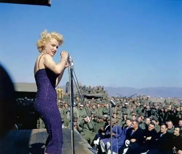1954年，梦露在韩国劳军，冬天穿吊带裙演出，点燃数10万美军激情