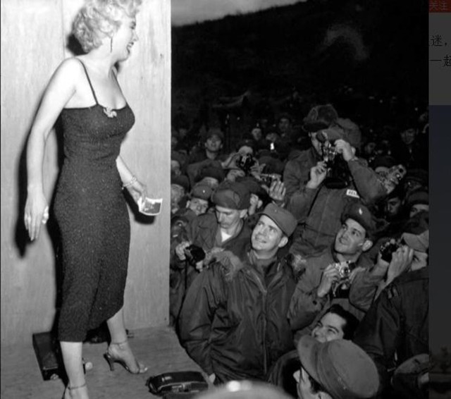 1954年，梦露在韩国劳军，冬天穿吊带裙演出，点燃数10万美军激情