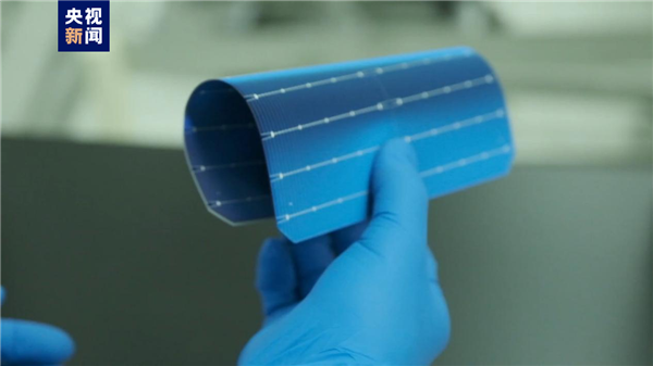 我国研制出高柔韧性单晶硅太阳电池：可像纸一样弯曲