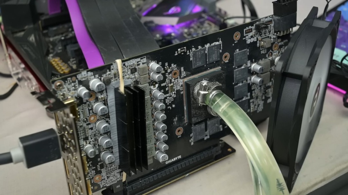 这才是真水冷!RTX 2060“浇水”后温度暴降42℃
