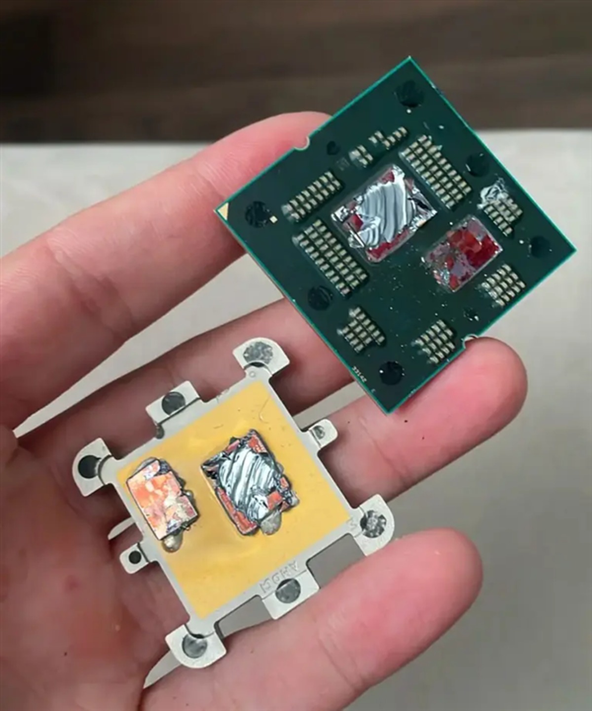 CPU鼓包门再现!7800X3D遭严重烧毁