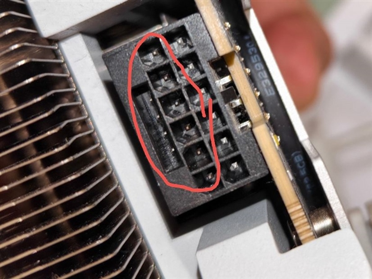 全程不超频、机箱专门开洞:RTX 5090接口还是烧了!